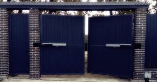 Купить гаражные ворота распашные Климовск, цена от 3863 руб.