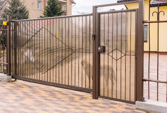 Купить ворота из профлиста с элементами ковки, с металлическими столбами в рамке или под дерево в Климовске от 154500 руб